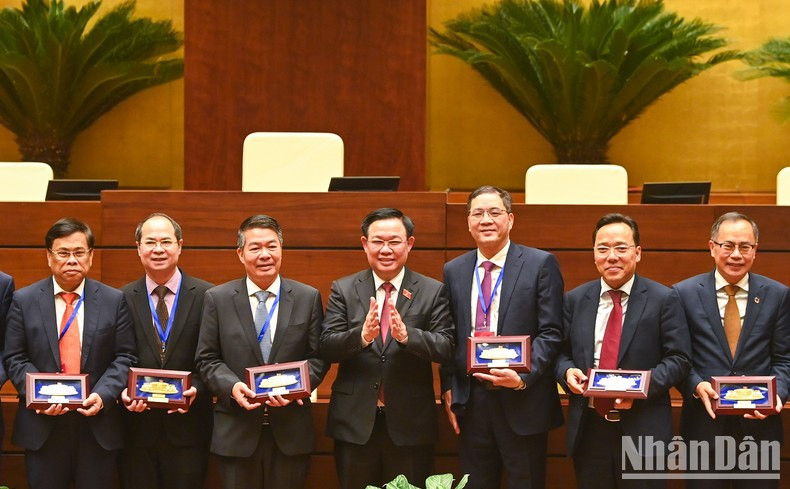 El máximo dirigente legislativo vietnamita entrega regalos a los embajadores y jefes de misiones diplomáticas.