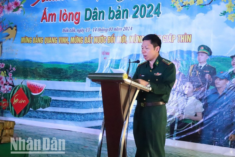 El secretario del Comité del Partido y comisario político de la Guardia Fronteriza de la provincia de Dak Lak, Do Quang Tham, pronuncia el discurso de apertura. El secretario del Comité del Partido y comisario político de la Guardia Fronteriza de la provincia de Dak Lak, Do Quang Tham, pronuncia el discurso de apertura.