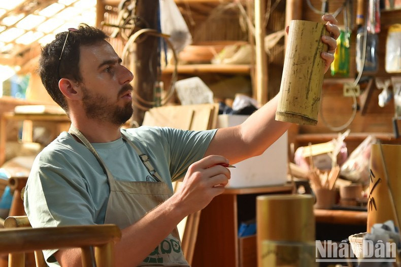 Las turistas extranjeras están muy enfocadas en hacer sus propios regalos. Las turistas extranjeras están muy enfocadas en hacer sus propios regalos.
