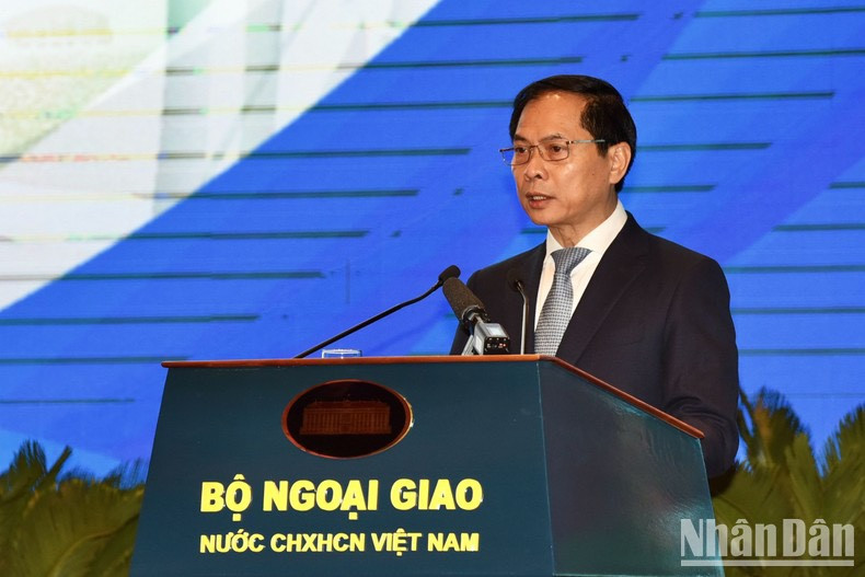 El ministro de Relaciones Exteriores, Bui Thanh Son, pronuncia el discurso de apertura. El ministro de Relaciones Exteriores, Bui Thanh Son, pronuncia el discurso de apertura.