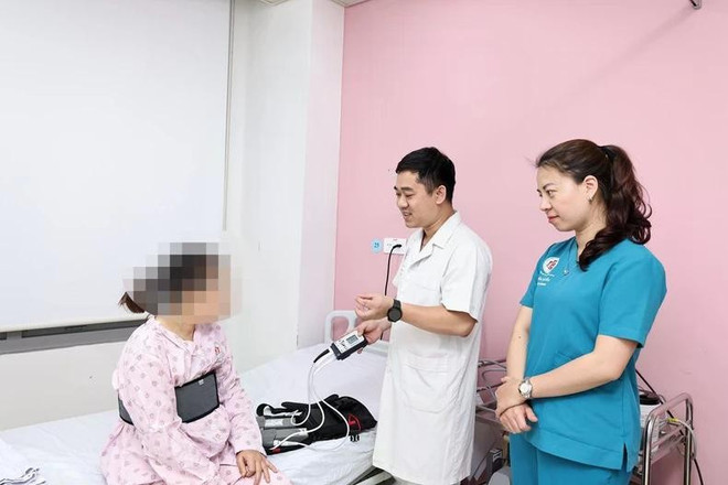 La paciente recibe chequeo después de la cirugía (Foto: Hospital Militar Central 108)