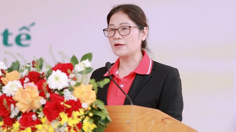 La presidenta de la Cruz Roja de la provincia de Dak Lak, Dang Thi Huong, habla en la cita.