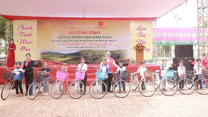 Entregan bicicletas a estudiantes con excelentes resultados docentes.