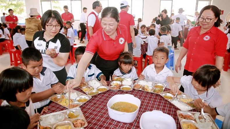Ofrecen comidas a los estudiantes de la escuela primaria Ea Ho, en la comuna de Ea Ho, distrito de Krong Nang.