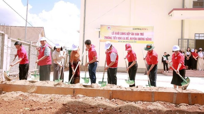 Los delegados al acto de inicio de construcción de una cocina para maestros y estudiantes de la escuela primaria Ea Ho, comuna de Ea Ho, distrito de Krong Nang.