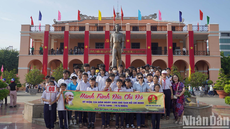 El muelle de Nha Rong está lleno de grupos de visitantes con motivo del 134 aniversario del natalicio del Presidente Ho Chi Minh. El muelle de Nha Rong está lleno de grupos de visitantes con motivo del 134 aniversario del natalicio del Presidente Ho Chi Minh.