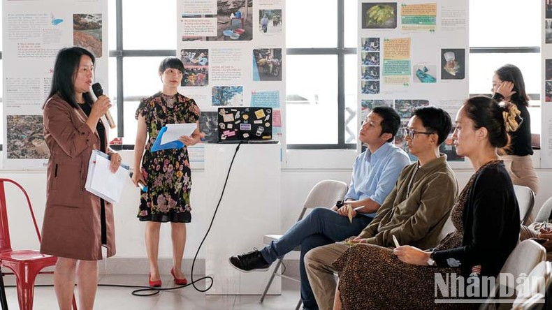 Los líderes del Comité Popular de la ciudad de Da Lat presentan sus opiniones en el acto.