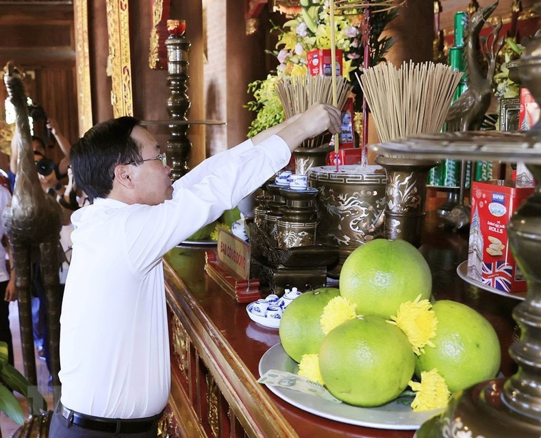 El presidente vietnamita, Vo Van Thuong, ofrece incienso en la reliquia nacional especial de la Victoria de Xuong Giang (1427 contra los invasores Ming de China).