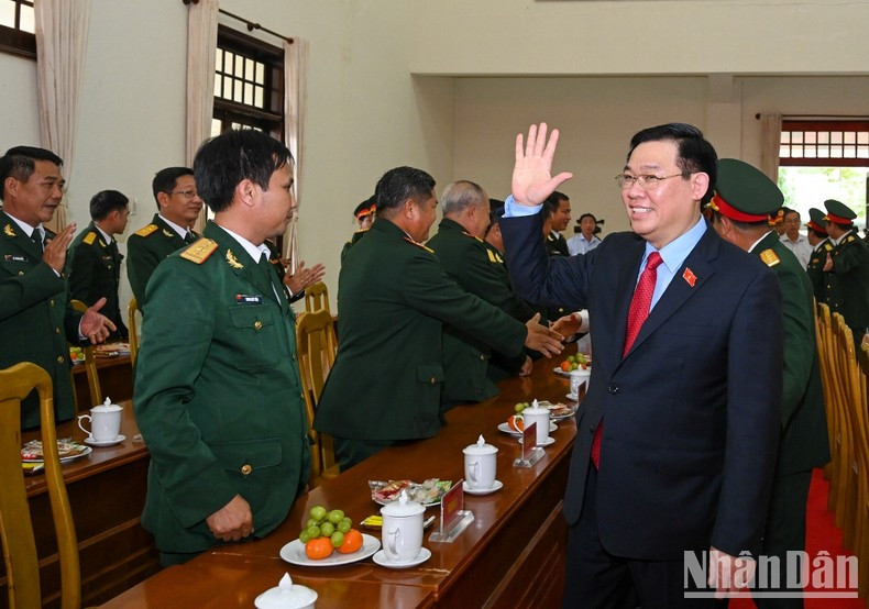 El máximo legislador del país saluda a los oficiales y soldados de la unidad militar El máximo legislador del país saluda a los oficiales y soldados de la unidad militar