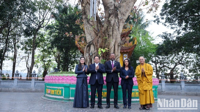 Los primeros ministros de Vietnam, Pham Minh Chinh, y de Etiopía, Abiy Ahmed Ali, junto con sus respectivas esposas, visitan la pagoda Tran Quoc. Los primeros ministros de Vietnam, Pham Minh Chinh, y de Etiopía, Abiy Ahmed Ali, junto con sus respectivas esposas, visitan la pagoda Tran Quoc.