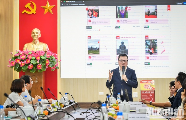 El presidente-editor de Nhan Dan, Le Quoc Minh, habla en el evento. El presidente-editor de Nhan Dan, Le Quoc Minh, habla en el evento.