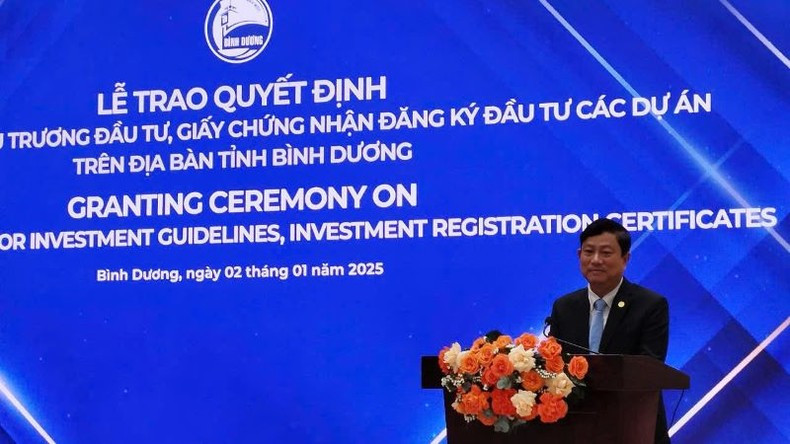 El subsecretario del Comité del Partido y presidente del Comité Popular de la provincia de Binh Duong, Vo Van Minh, pronuncia un discurso en la ceremonia.