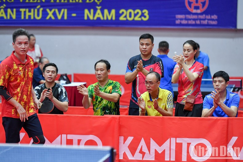 Espectadores, reporteros y periodistas animan a los equipos participantes. Espectadores, reporteros y periodistas animan a los equipos participantes.