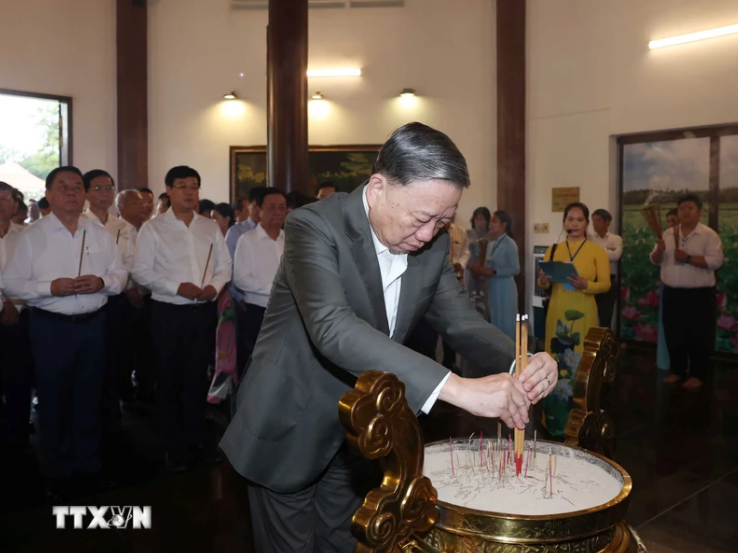 El secretario general del Partido Comunista de Vietnam, To Lam, ofrece incienso a Nguyen Sinh Sac, padre del Presidente Ho Chi Minh. El secretario general del Partido Comunista de Vietnam, To Lam, ofrece incienso a Nguyen Sinh Sac, padre del Presidente Ho Chi Minh.