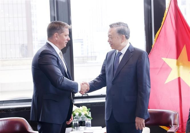 El secretario general del Partido Comunista y presidente de Vietnam, To Lam, se reúne con Tim Hughes, vicepresidente senior de SpaceX. (Foto: VNA)