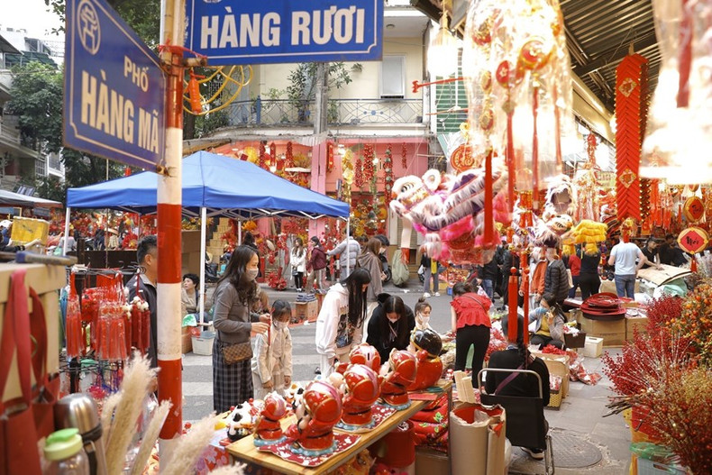 En las calles de Hang Luoc, Hang Khoai, Hang Ruoi y Hang Ma se encuentran los árboles de kimquat y de durazno, múltiples decoraciones, flores reales y también de seda. En las calles de Hang Luoc, Hang Khoai, Hang Ruoi y Hang Ma se encuentran los árboles de kimquat y de durazno, múltiples decoraciones, flores reales y también de seda.