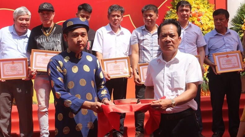 Coleccionistas privados entregan piezas al Museo de la provincia de Ha Nam. Coleccionistas privados entregan piezas al Museo de la provincia de Ha Nam.