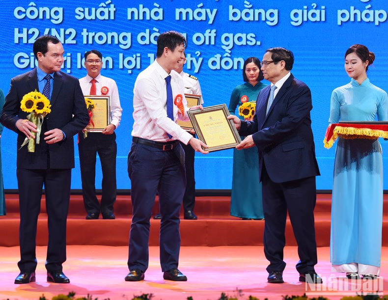 El jefe de Gobierno vietnamita entrega certificado de mérito a los individuos por sus destacadas iniciativas. El jefe de Gobierno vietnamita entrega certificado de mérito a los individuos por sus destacadas iniciativas.