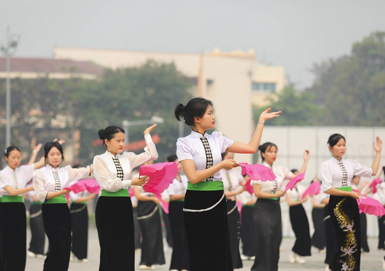 Los estudiantes realizan danzas de la etnia Thai. Los estudiantes realizan danzas de la etnia Thai.