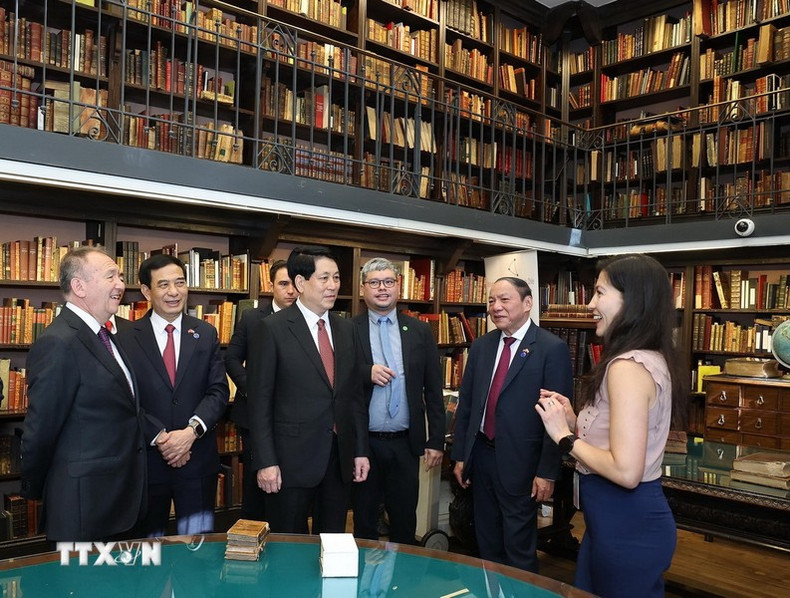 El presidente de Vietnam, Luong Cuong; el titular del Senado de Chile, José García Ruminot, y delegados visitan la sede del Congreso Nacional de Chile. El presidente de Vietnam, Luong Cuong; el titular del Senado de Chile, José García Ruminot, y delegados visitan la sede del Congreso Nacional de Chile.