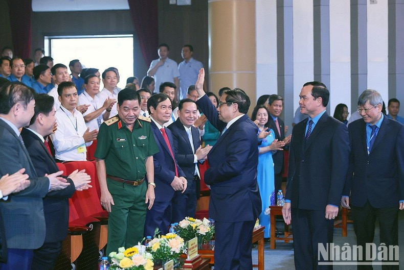 El primer ministro vietnamita, Pham Minh Chinh, y delegados en el acto. El primer ministro vietnamita, Pham Minh Chinh, y delegados en el acto.