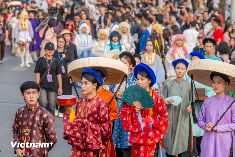 El desfile de este año tiene el tema &quot;Flujo de trajes antiguos&quot; para celebrar el décimo aniversario del movimiento de trajes antiguos vietnamitas