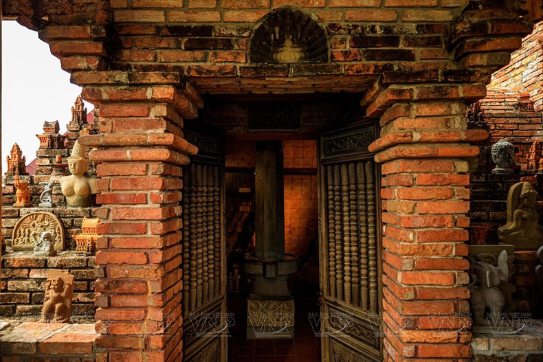 Cada ladrillo, teja y columna se instalan de manera cuidada y meticulosa, junto con una colección de obras imbuidas de improntas culturales e históricas de larga data. (Foto: Revista Ilustrada Vietnam) Cada ladrillo, teja y columna se instalan de manera cuidada y meticulosa, junto con una colección de obras imbuidas de improntas culturales e históricas de larga data. (Foto: Revista Ilustrada Vietnam)