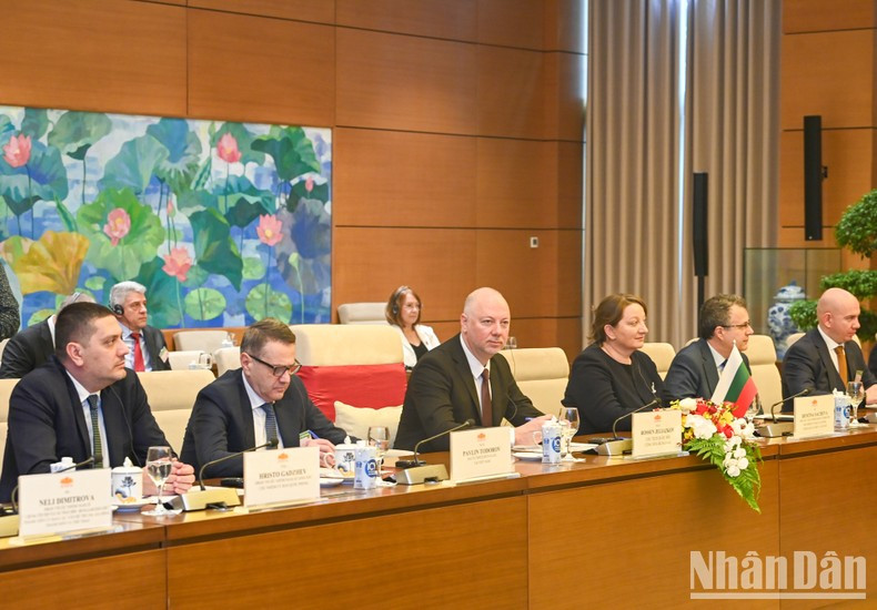 Rossen Dimitrov Jeliazkov habla en la cita. Rossen Dimitrov Jeliazkov habla en la cita.