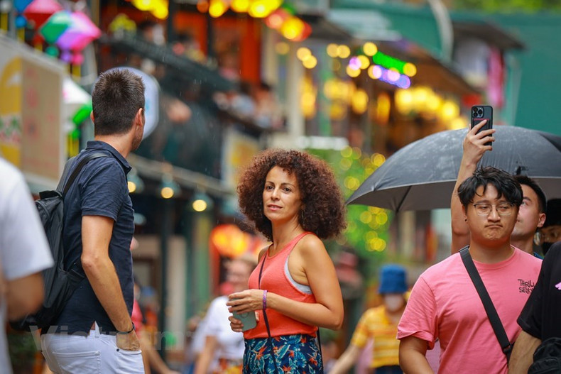 Recientemente, Tripzilla, una revista de viajes con sede en Singapur, publicó un artículo que evalúa a Hanói como uno de los destinos más seguros del mundo para mujeres viajeras cuando viajan solas. Recientemente, Tripzilla, una revista de viajes con sede en Singapur, publicó un artículo que evalúa a Hanói como uno de los destinos más seguros del mundo para mujeres viajeras cuando viajan solas.