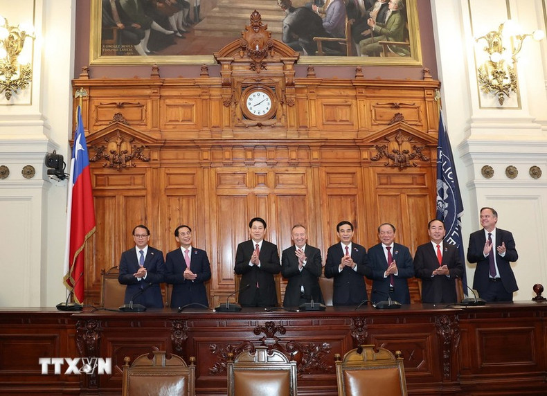 El presidente vietnamita, Luong Cuong; el titular del Senado de Chile, José García Ruminot, y los delegados visitan la sede del Congreso Nacional de Chile. El presidente vietnamita, Luong Cuong; el titular del Senado de Chile, José García Ruminot, y los delegados visitan la sede del Congreso Nacional de Chile.