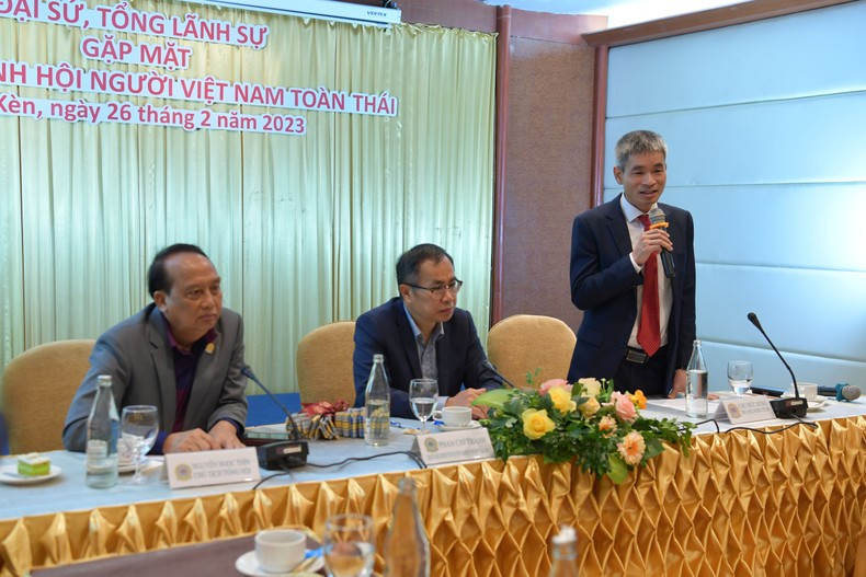 El cónsul general de Vietnam en la ciudad tailandesa de Khon Kaen, Chu Duc Dung, habla en la reunión.