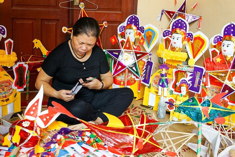 Las máscaras de papel maché, uno de los juguetes tradicionales del Festival del Medio Otoño (Foto: VNA) Las máscaras de papel maché, uno de los juguetes tradicionales del Festival del Medio Otoño (Foto: VNA)
