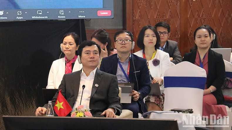 Delegados vietnamitas en el acto