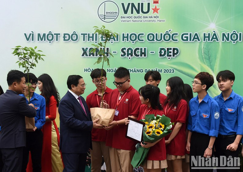 Minh Chinh entrega cinco mil árboles a la Universidad Nacional de Hanói. Minh Chinh entrega cinco mil árboles a la Universidad Nacional de Hanói.