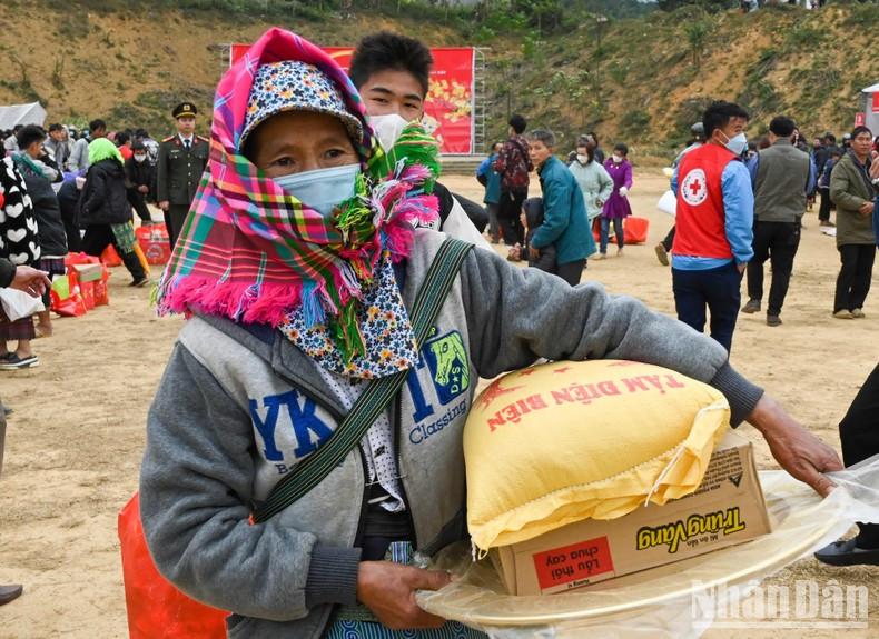 Las etnias minoritarias están emocionadas con los significativos regalos del Tet presentados en el mercado. Las etnias minoritarias están emocionadas con los significativos regalos del Tet presentados en el mercado.