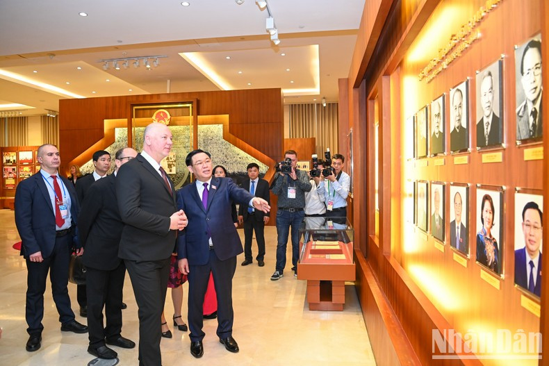 El máximo dirigente legislativo de Bulgaria, Rossen Dimitrov Jeliazkov, y los delegados visitan la casa tradicional de la AN de Vietnam. El máximo dirigente legislativo de Bulgaria, Rossen Dimitrov Jeliazkov, y los delegados visitan la casa tradicional de la AN de Vietnam.