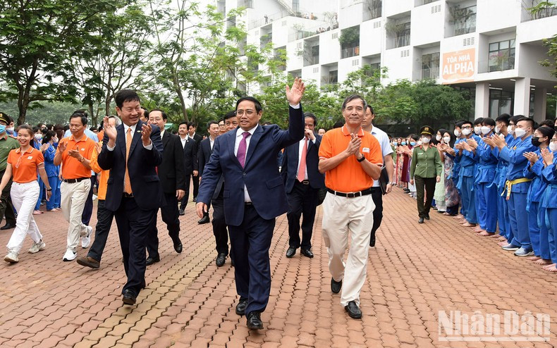 El mismo día, Minh Chinh visita y trabaja con la Universidad de FPT. El mismo día, Minh Chinh visita y trabaja con la Universidad de FPT.