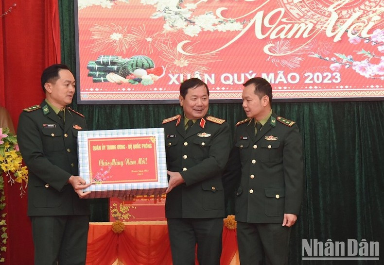 Los líderes del Ministerio de Defensa otorgan obsequios del Tet a los oficiales y soldados. Los líderes del Ministerio de Defensa otorgan obsequios del Tet a los oficiales y soldados.