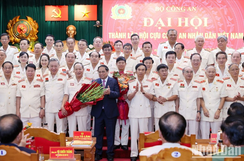 Minh Chinh y los delegados participantes. Minh Chinh y los delegados participantes.