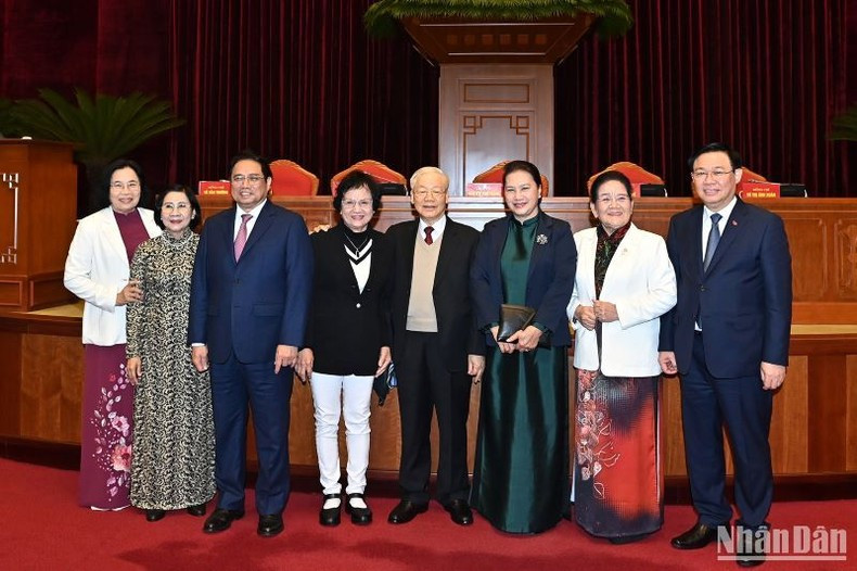 El secretario general del PCV, Nguyen Phu Trong, el primer ministro, Pham Minh Chinh, el titular de la Asamblea Nacional, Vuong Dinh Hue, y los delegados asistentes a la reunión. El secretario general del PCV, Nguyen Phu Trong, el primer ministro, Pham Minh Chinh, el titular de la Asamblea Nacional, Vuong Dinh Hue, y los delegados asistentes a la reunión.