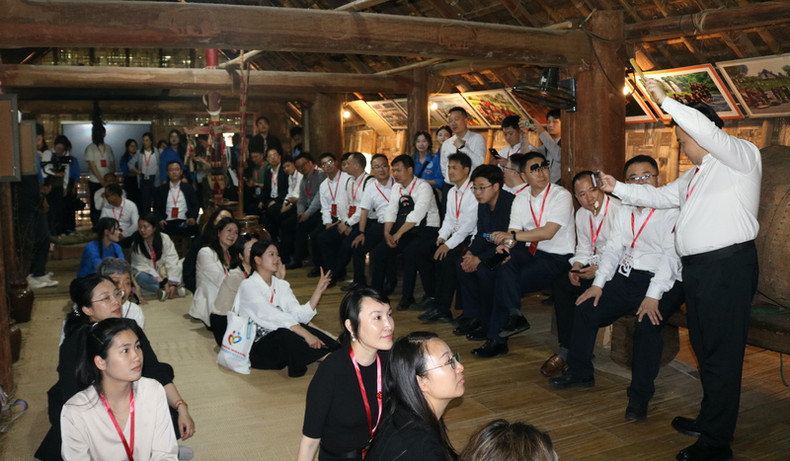 Los jóvenes chinos en el espacio cultural de la etnia Ede.