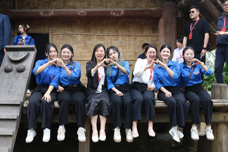 El afecto entre los jóvenes vietnamitas y chinos.