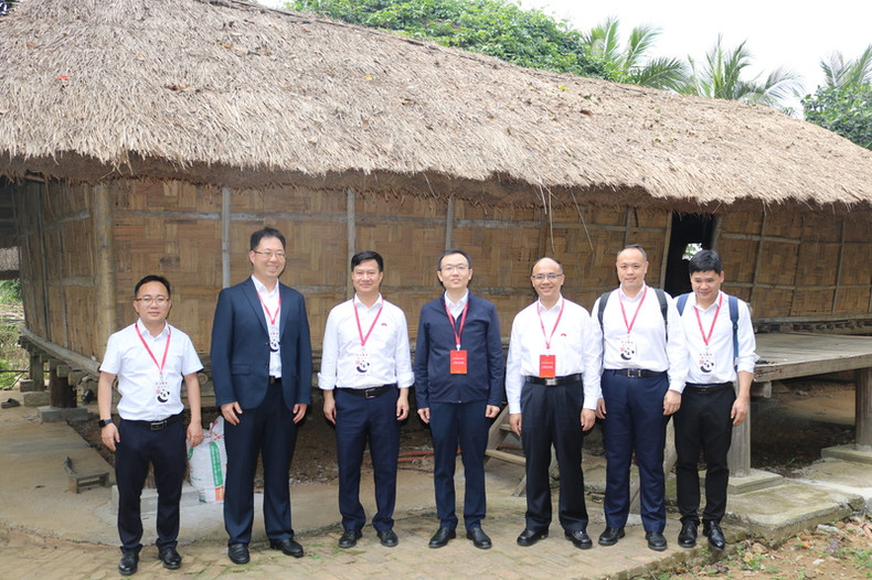Los delegados se hacen fotos de recuerdo en la casa sobre pilotes de la etnia Raglei.