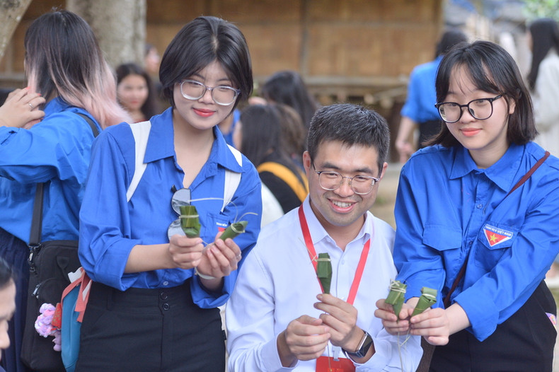 Los delegados chinos aprenden a elaborar pasteles tradicionales de la etnia Sedang.