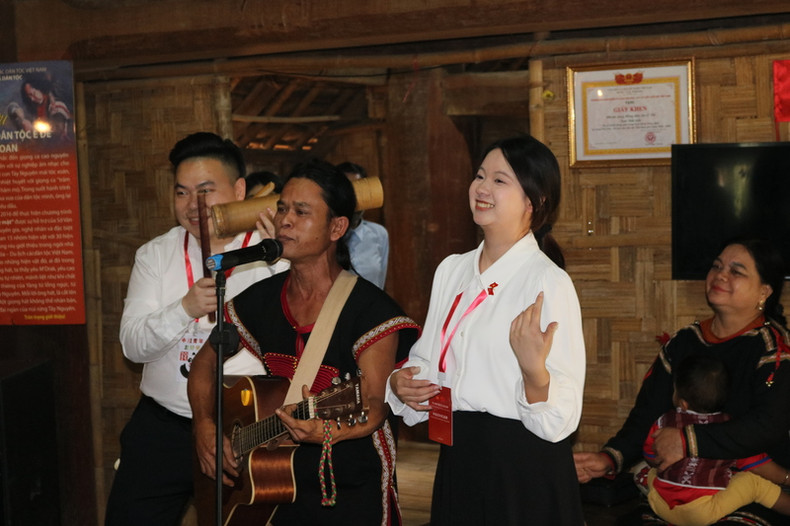 Los delegados participan en el intercambio cultural con el grupo étnico Ede.