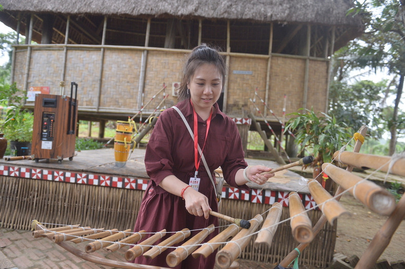 Los delegados tienen la oportunidad de experimentar el T&apos;rung, instrumento típico del grupo étnico Sedang.