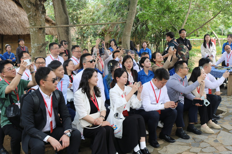 Los delegados escuchan una presentación sobre instrumentos musicales tradicionales.