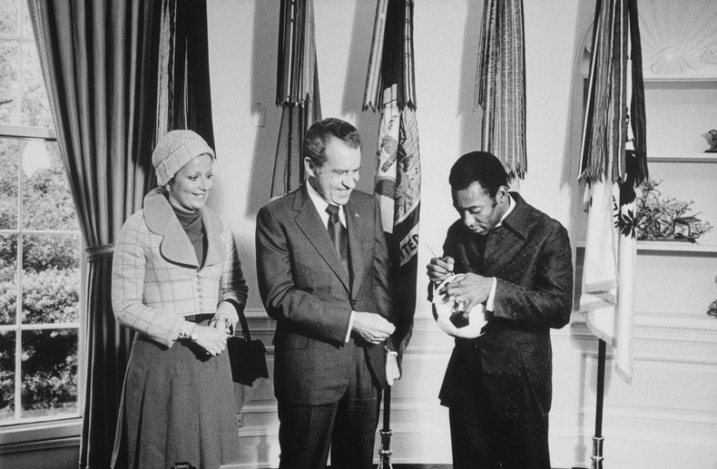 Pelé firmó un balón para el presidente estadounidense Richard Nixon en su visita a la Casa Blanca en 1973. Durante su carrera, Pelé se reunió con gobernantes del país norteamericano. El presidente Ronald Reagan dijo en 1986: "Pelé, mi nombre es Ronald Reagan. Soy el presidente de Estados Unidos. Pero no es necesario que te presentes, porque todos saben quién es Pelé". (Fotografía: Everett/Shutterstock) Pelé firmó un balón para el presidente estadounidense Richard Nixon en su visita a la Casa Blanca en 1973. Durante su carrera, Pelé se reunió con gobernantes del país norteamericano. El presidente Ronald Reagan dijo en 1986: "Pelé, mi nombre es Ronald Reagan. Soy el presidente de Estados Unidos. Pero no es necesario que te presentes, porque todos saben quién es Pelé". (Fotografía: Everett/Shutterstock)