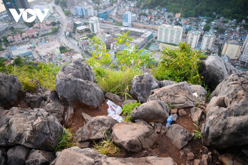 A principios de febrero, la ciudad de Ha Long desplegó un plan para explotar y organizar una ruta turística a la montaña Bai Tho.