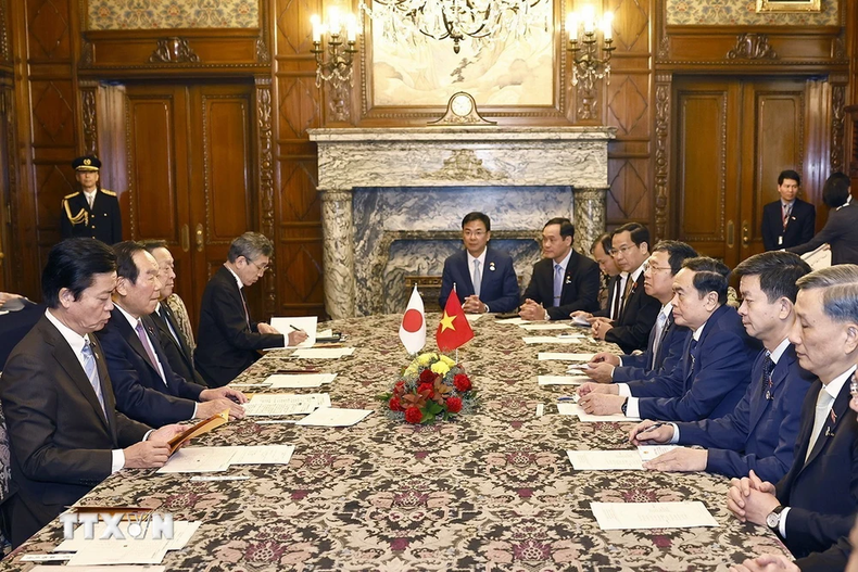 El presidente de la Asamblea Nacional vietnamita, Tran Thanh Man, se reúne con el titular de la Cámara de Representantes japonesa, Nukaga Fukushiro. El presidente de la Asamblea Nacional vietnamita, Tran Thanh Man, se reúne con el titular de la Cámara de Representantes japonesa, Nukaga Fukushiro.